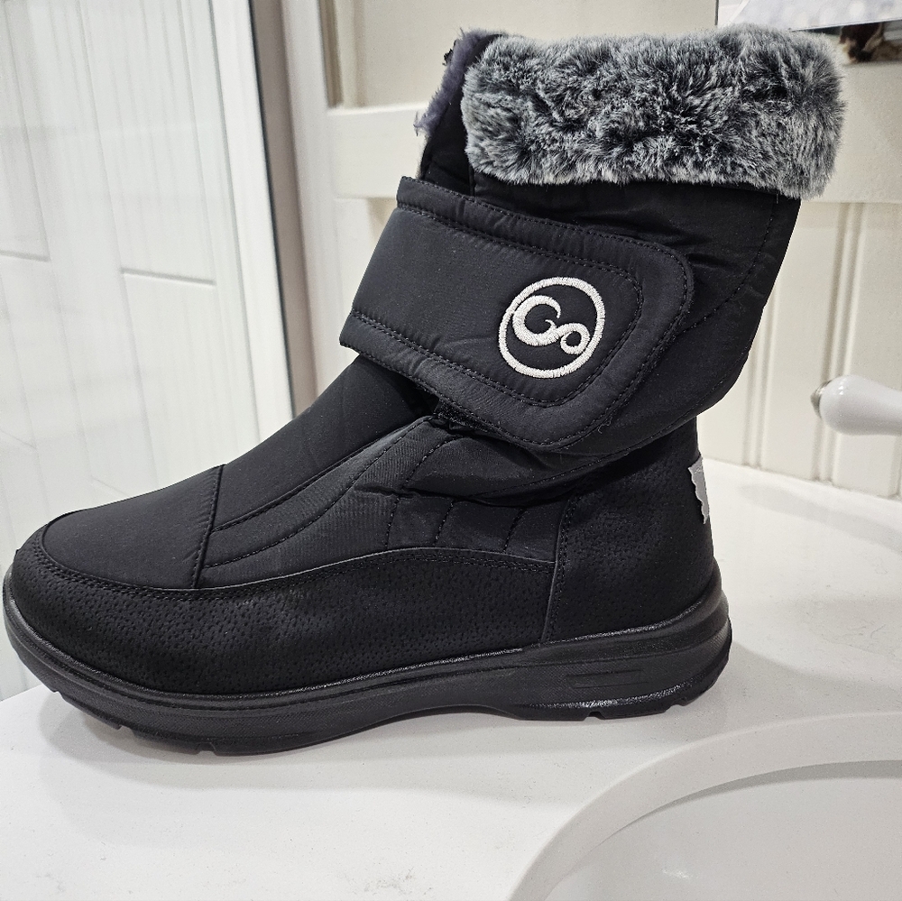 Women's Black Winter/ Rain Boots Size 6 1/2 Medium. New, No Box.